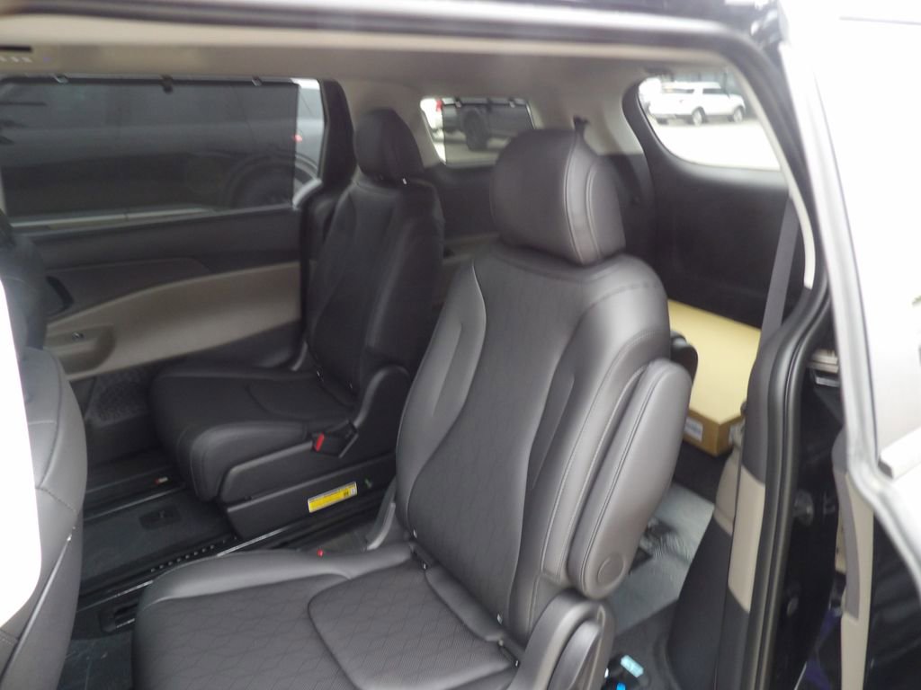 New 2026 Kia Carnival EX FWD image 26