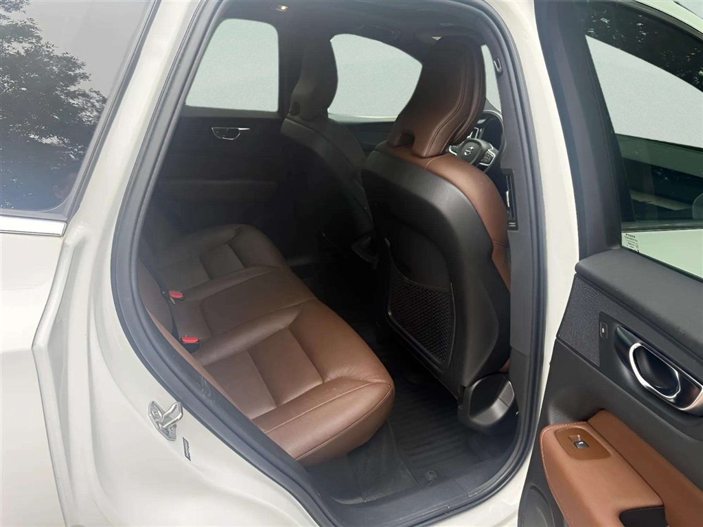 Used 2021 Volvo XC60 T5 Momentum w/ Premium Package AWD/4WD image 23