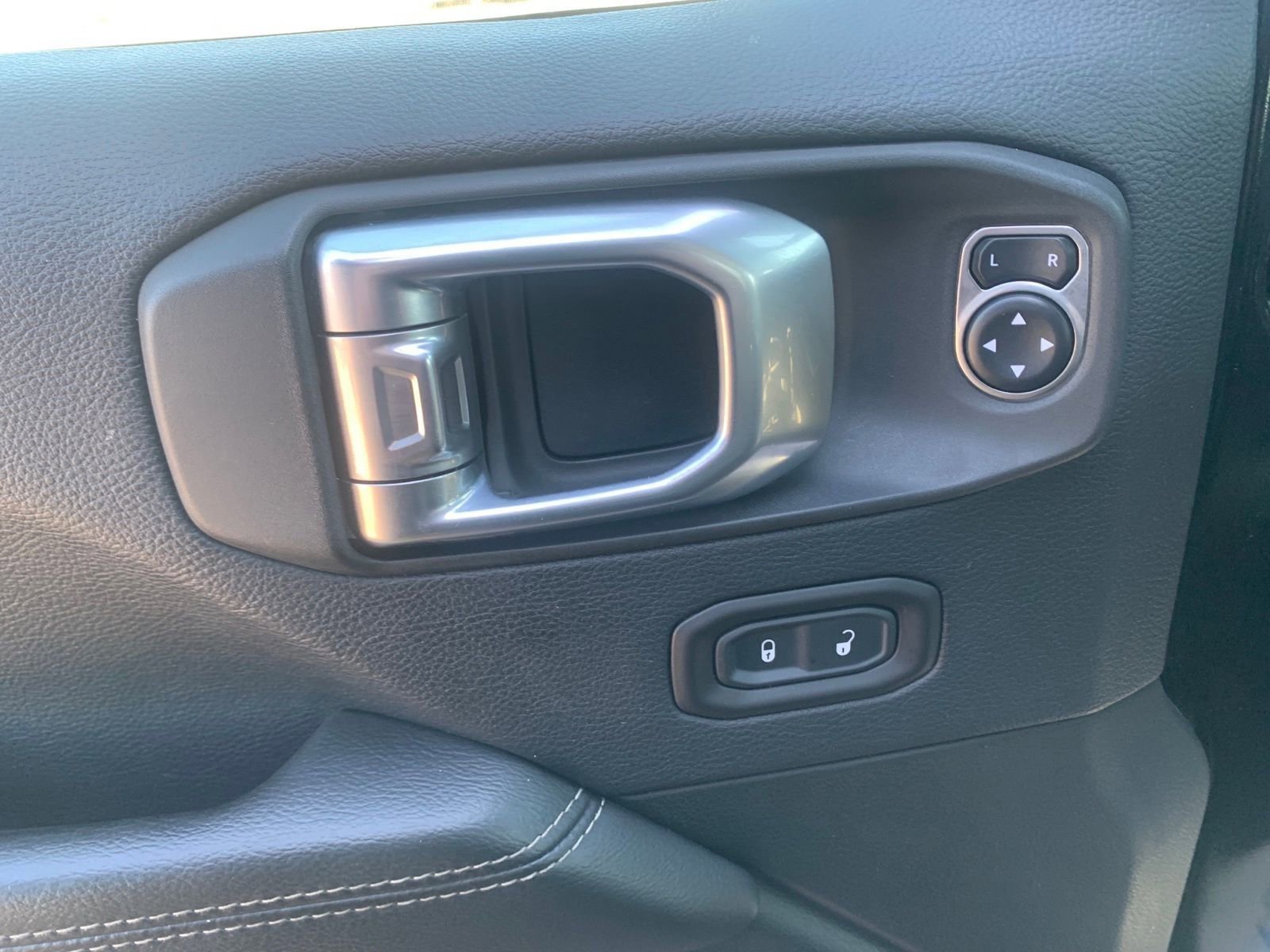 Used 2018 Jeep Wrangler Unlimited Sahara w/ Safety Group image 13