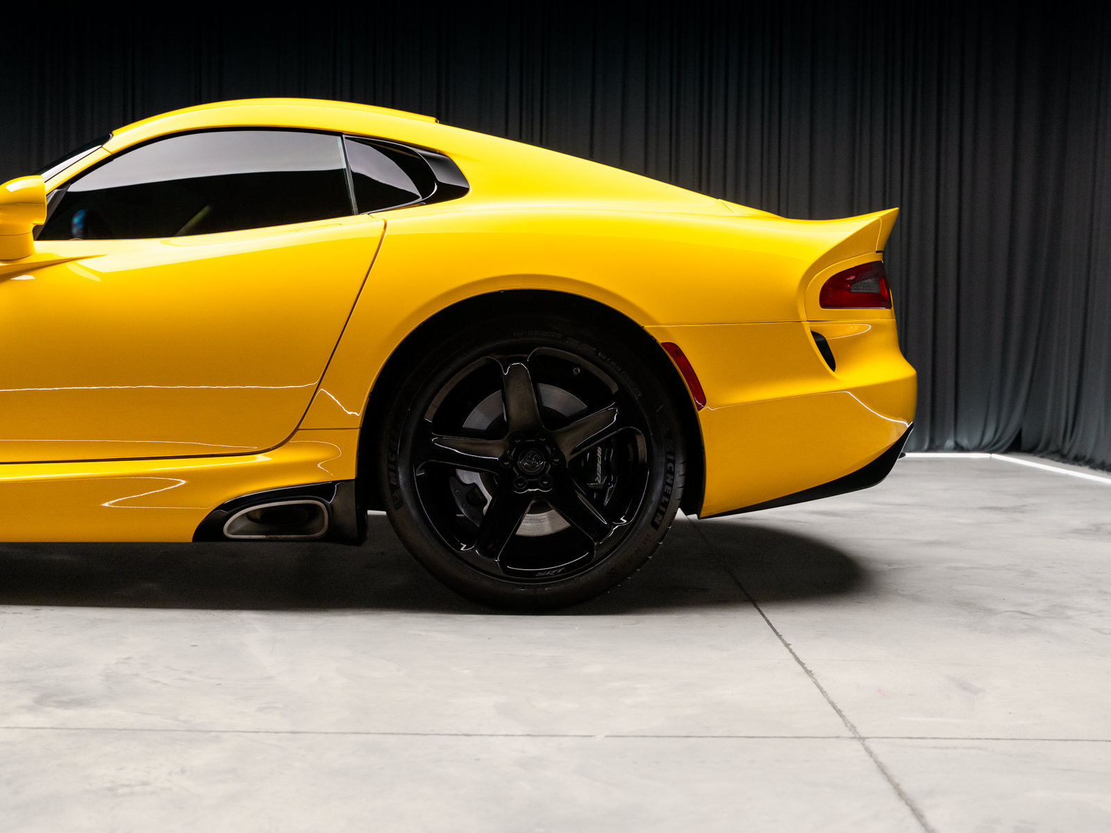 Used 2014 SRT Viper SRT-10 w/ Grand Touring Package RWD image 29