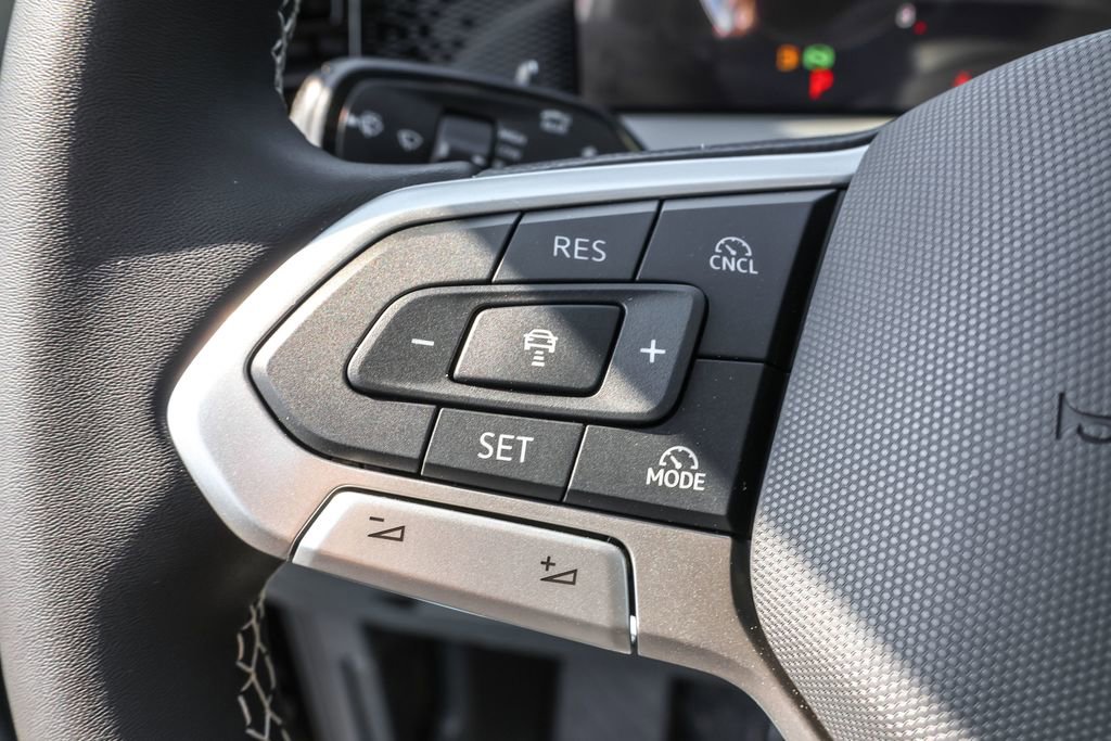 Used 2025 Volkswagen Tiguan SE image 19