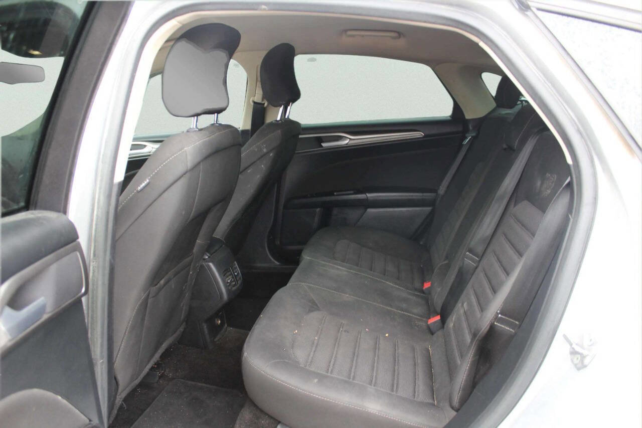 Used 2017 Ford Fusion SE w/ Fusion SE Technology Package image 7