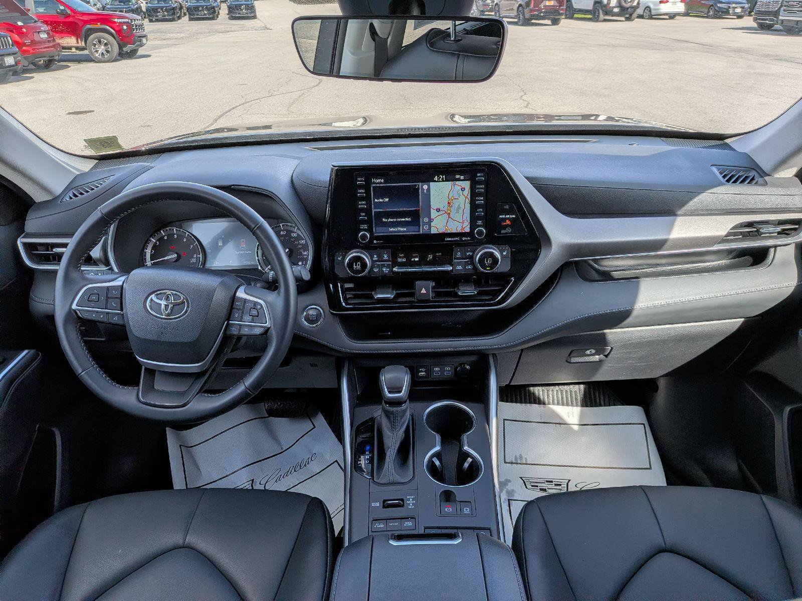 Used 2022 Toyota Highlander XLE AWD/4WD image 19