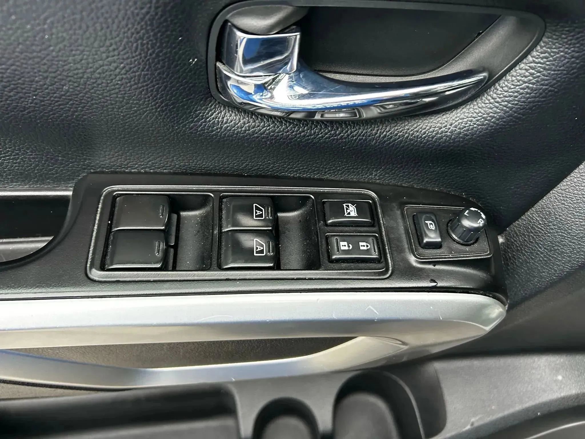 Used 2017 Nissan Titan SL image 32