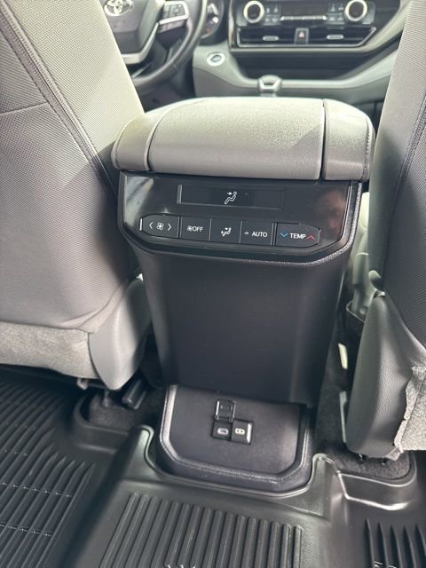 Used 2023 Toyota Highlander LE image 19