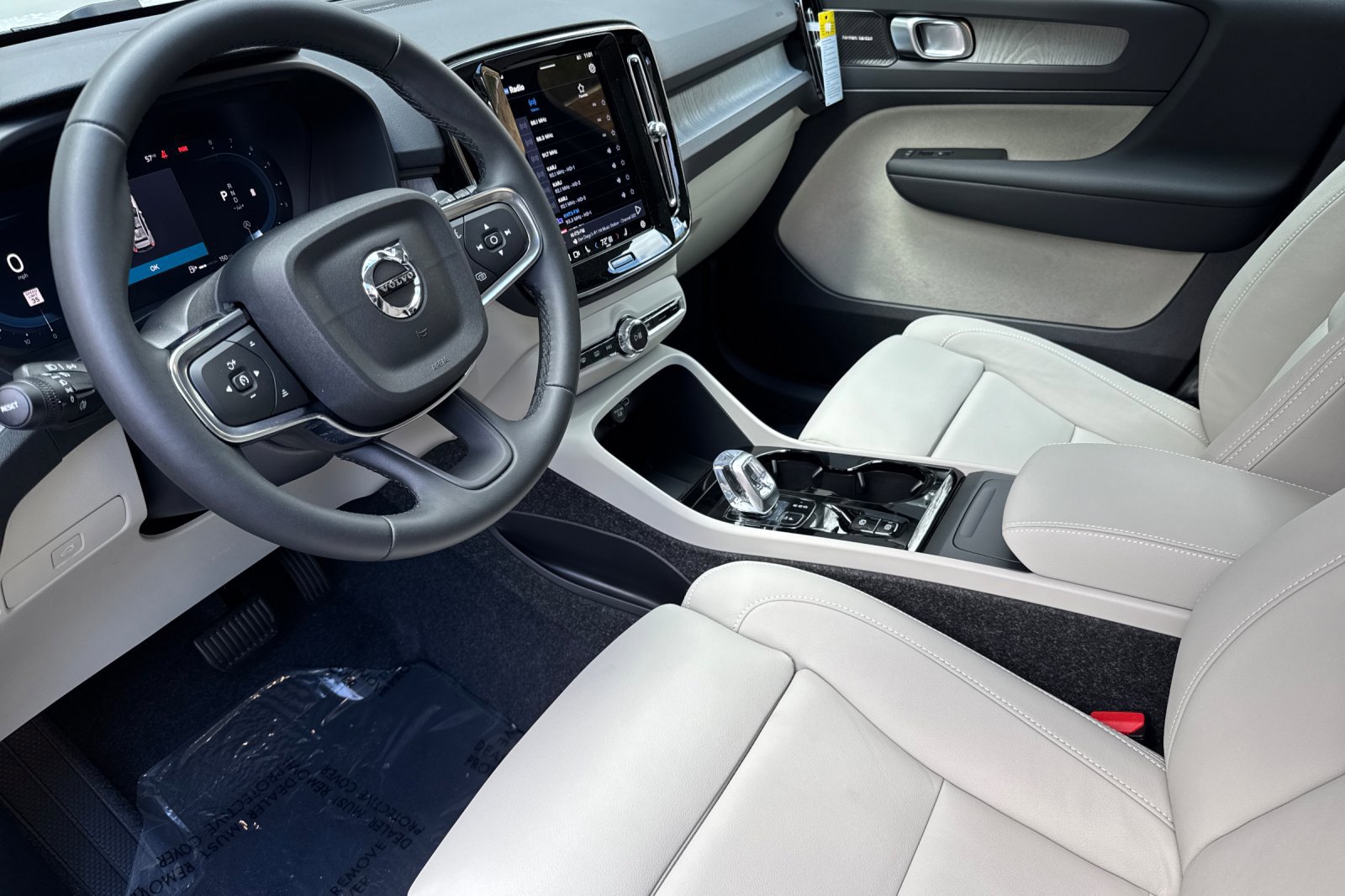 New 2025 Volvo XC40 B5 Ultra image 8