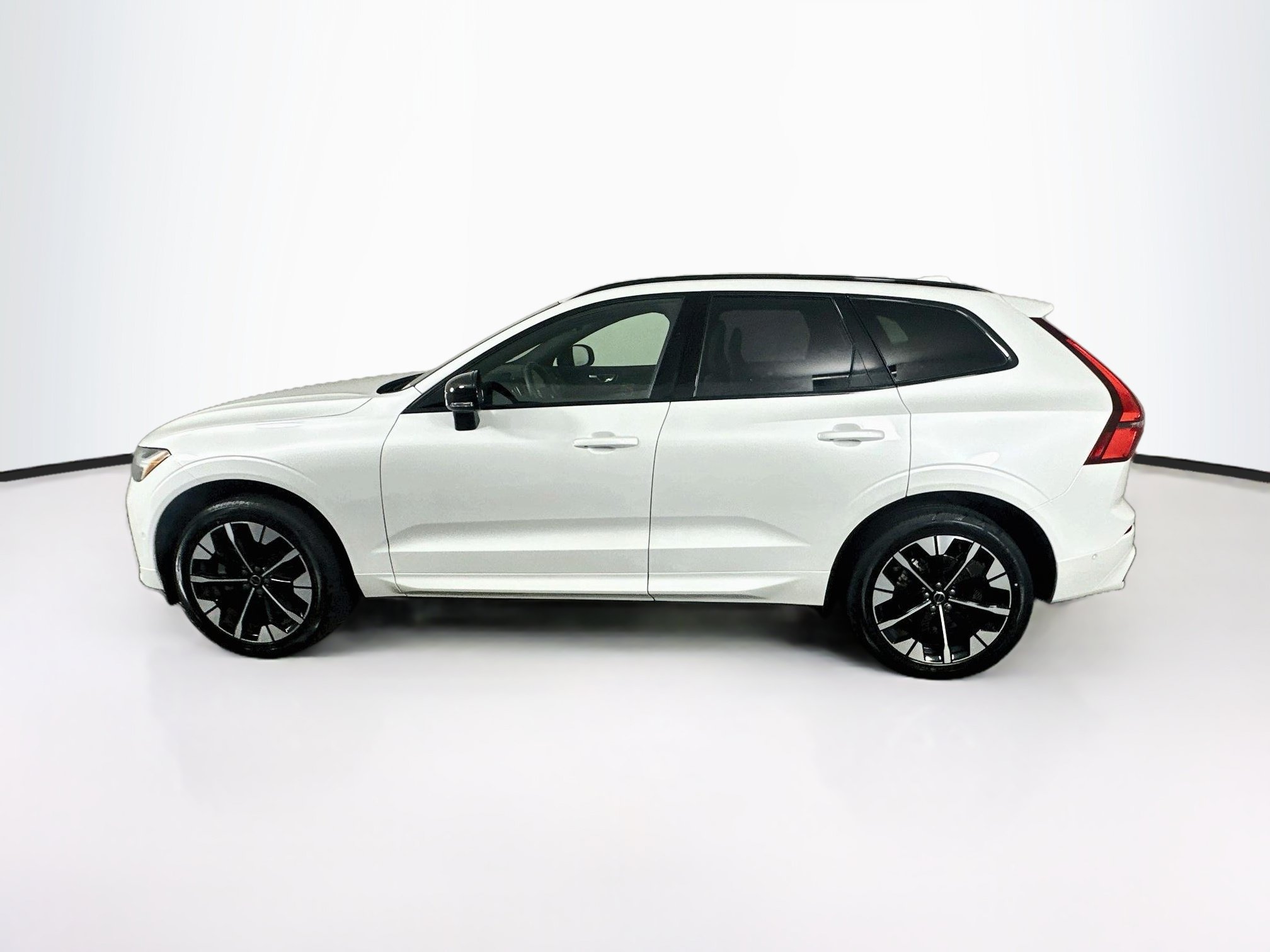 Used 2026 Volvo XC60 B5 Plus AWD/4WD image 4
