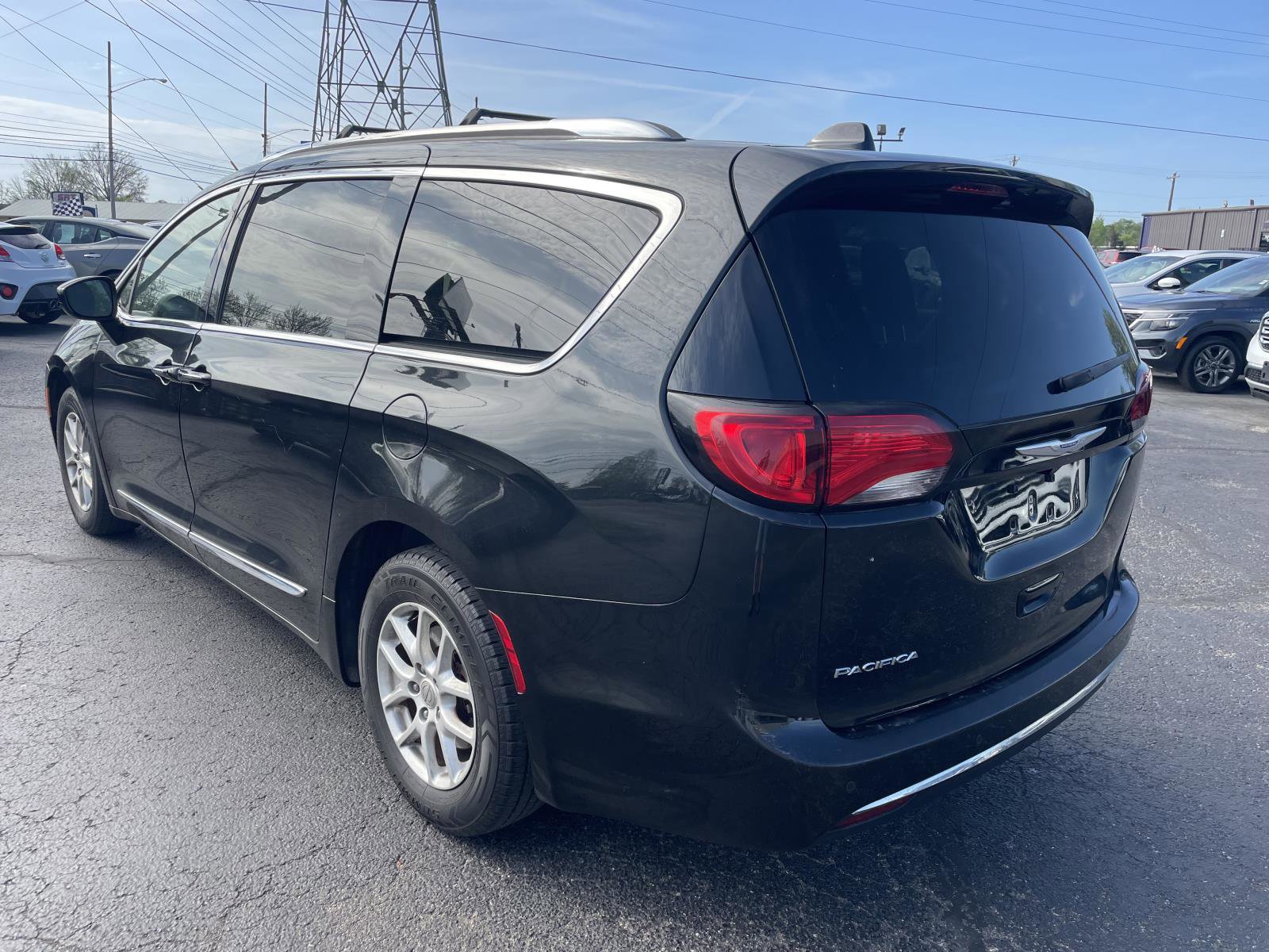Used 2020 Chrysler Pacifica Touring-L FWD image 3