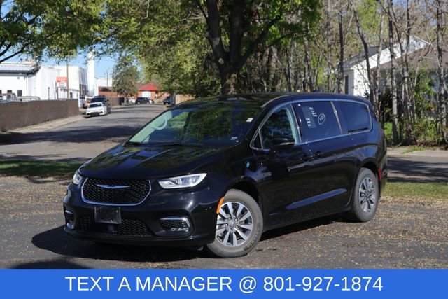 Used 2024 Chrysler Pacifica Select image 1