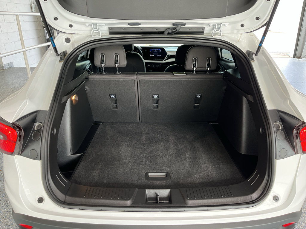 Used 2024 Chevrolet Trax RS w/ Sunroof Package FWD image 8