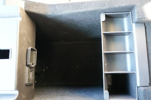 Used 2017 Ford Explorer XLT w/ Equipment Group 202A FWD image 39