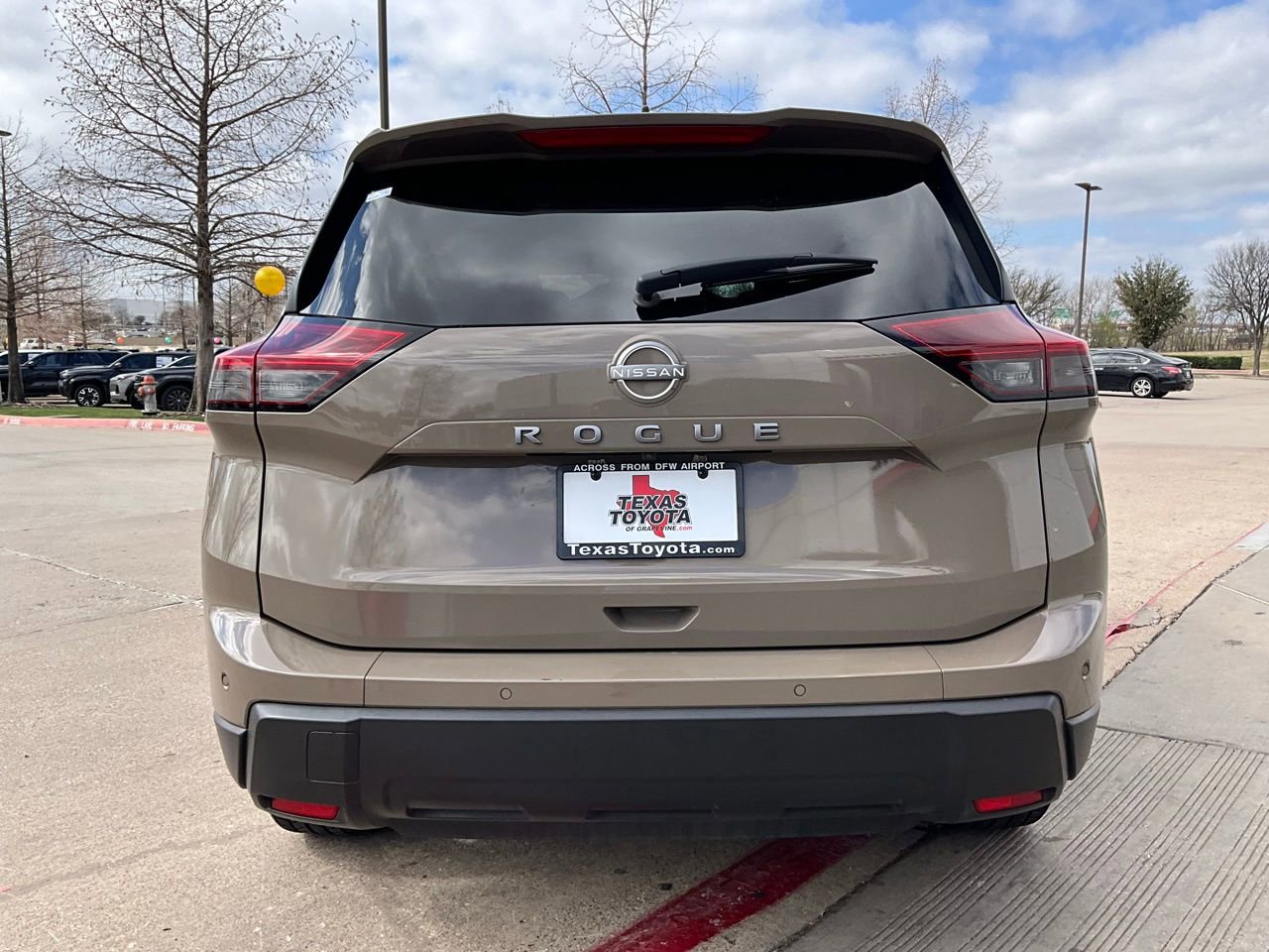 Used 2025 Nissan Rogue SV image 7