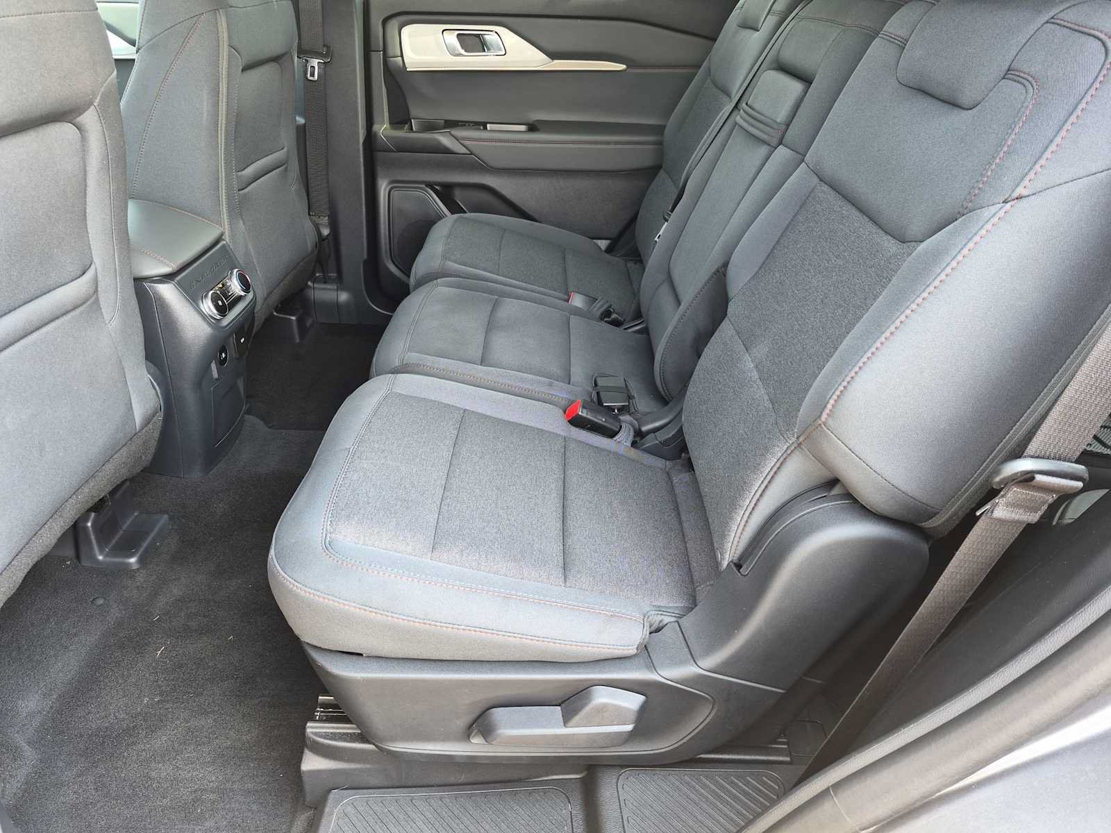 Used 2025 Ford Explorer Active AWD/4WD image 19