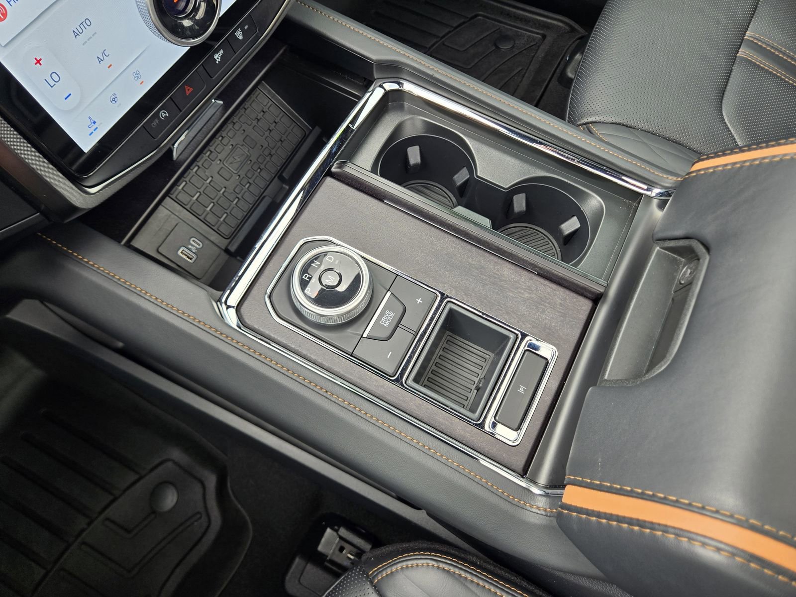 Used 2024 Ford Expedition Platinum RWD image 16
