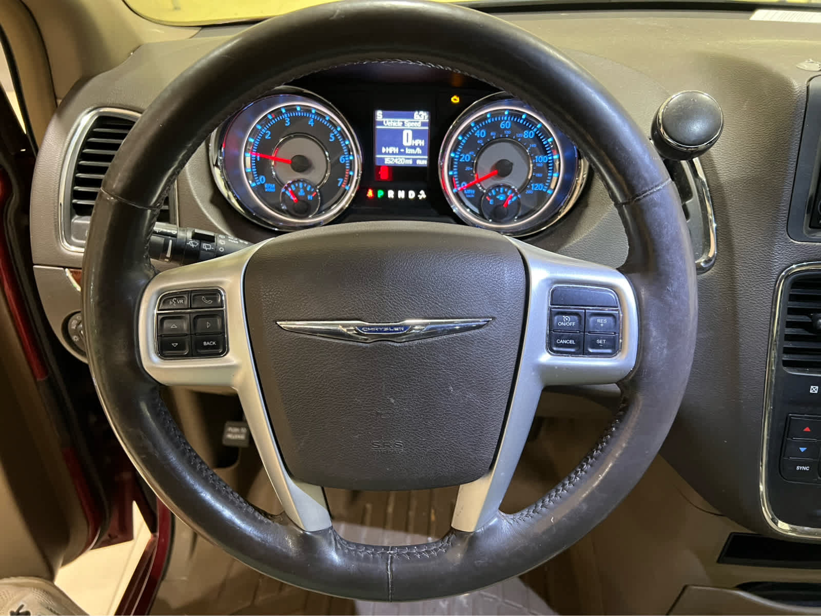 Used 2015 Chrysler Town & Country Touring-L w/ Driver Convenience Group FWD image 15