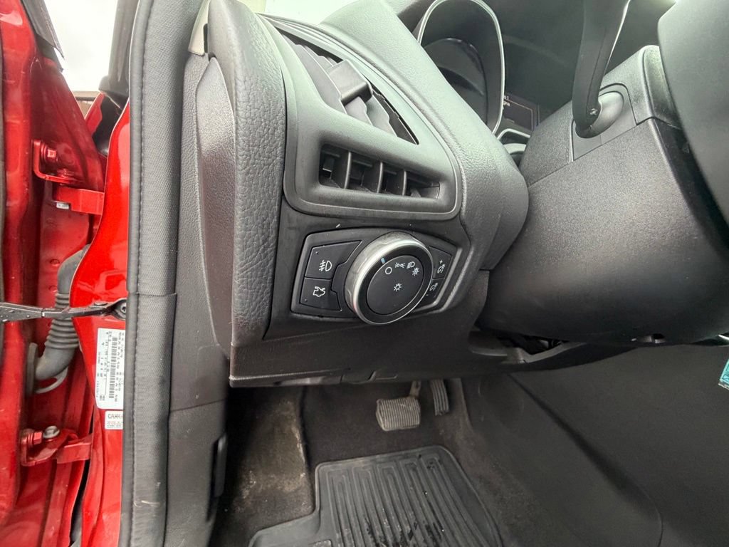 Used 2018 Ford Focus SEL w/ Cold Weather Package FWD image 16