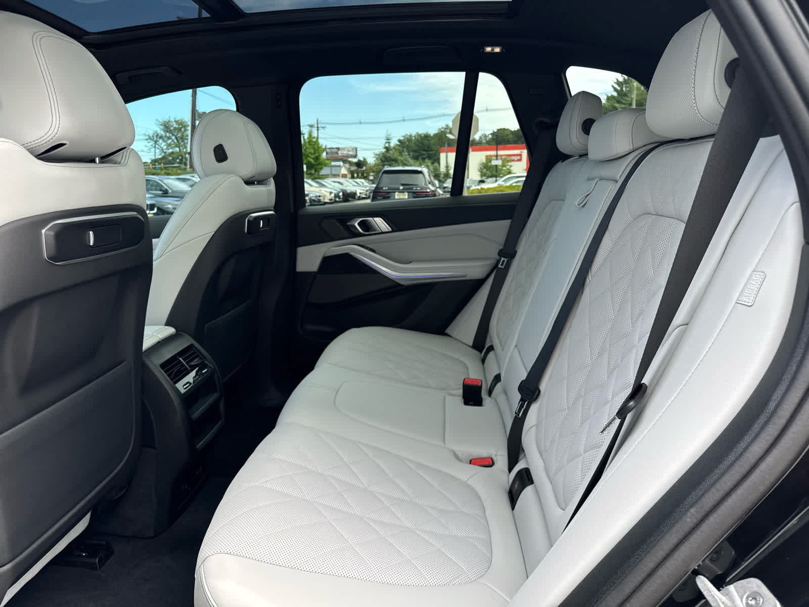 Used 2024 BMW X5 xDrive40i w/ M Sport Package AWD/4WD image 16