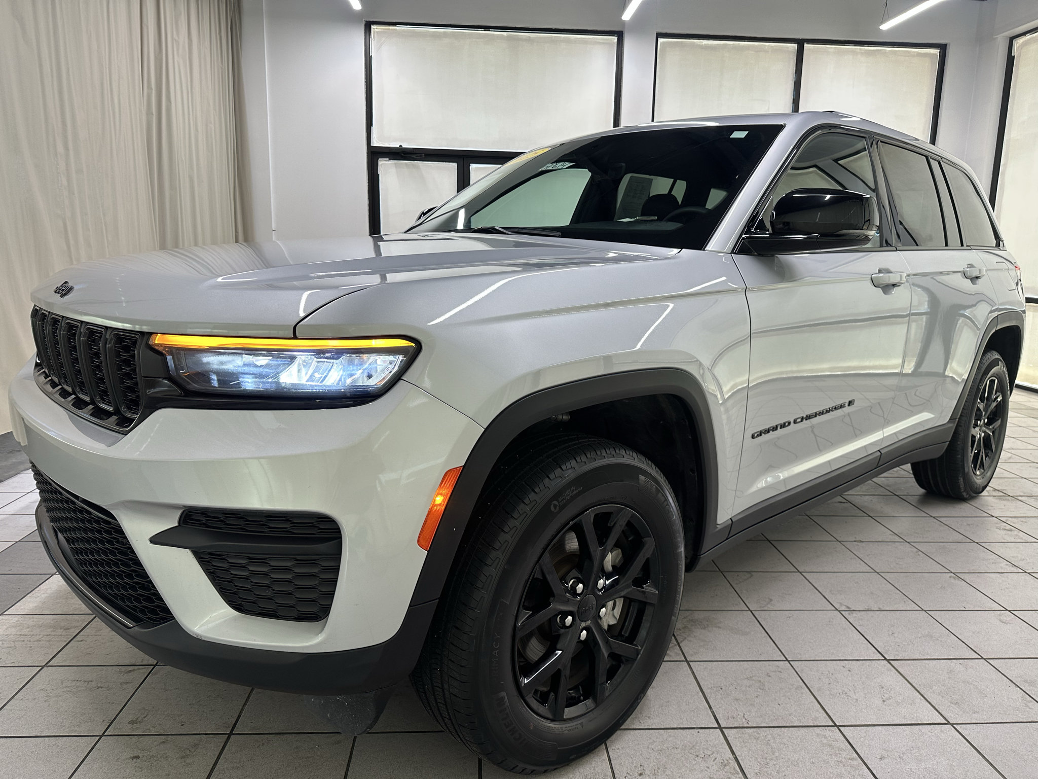 Used 2025 Jeep Grand Cherokee Altitude AWD/4WD image 12