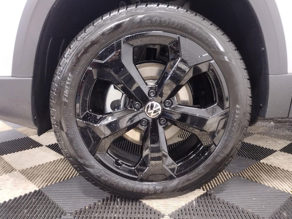 Certified 2025 Volkswagen Taos SE image 6
