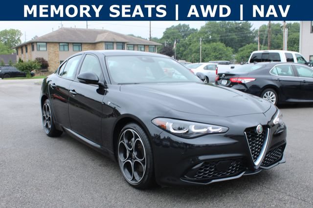 Used 2024 Alfa Romeo Giulia Ti AWD/4WD image 2