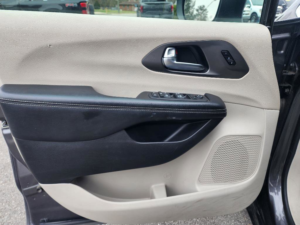 Used 2023 Chrysler Pacifica Touring-L image 16