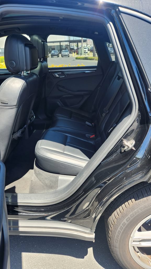 Used 2024 Porsche Macan AWD/4WD image 3