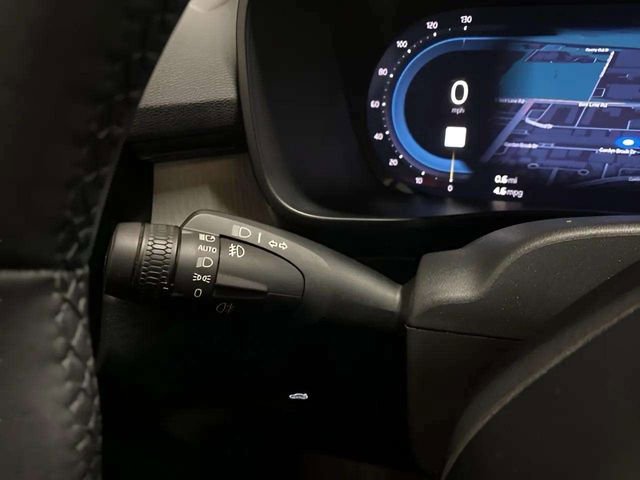 Used 2025 Volvo XC40 B5 Plus image 33