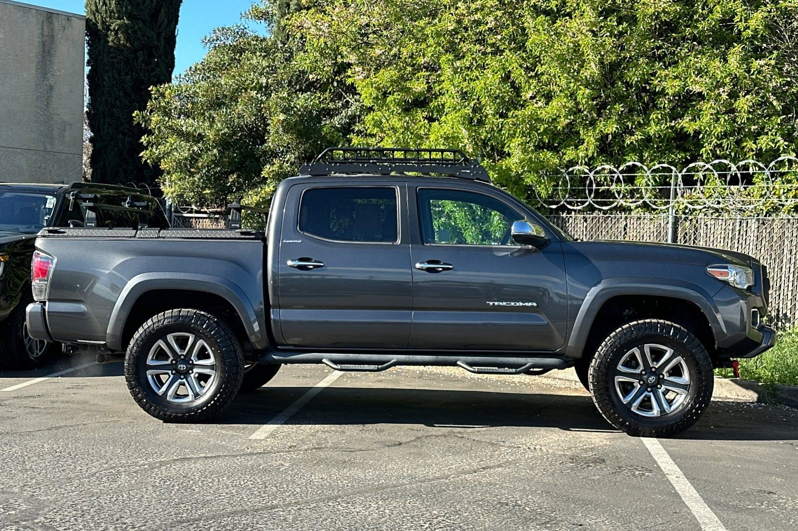 Used 2016 Toyota Tacoma Limited w/ Towing Package image 7