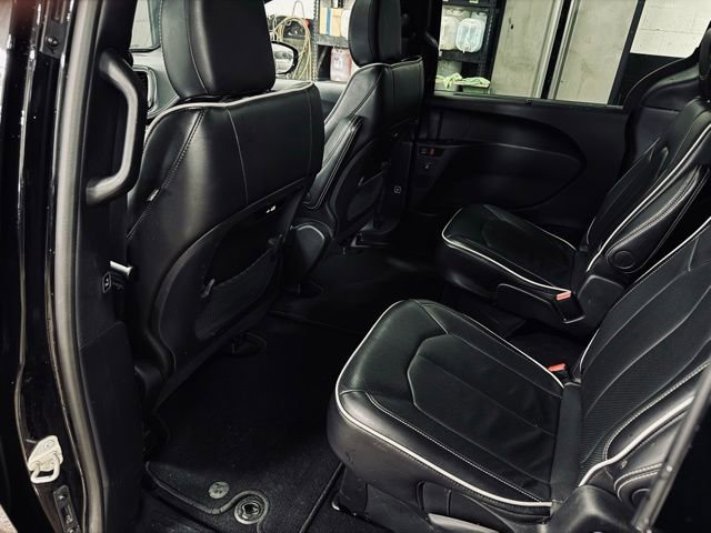 Certified 2025 Chrysler Pacifica Limited image 21