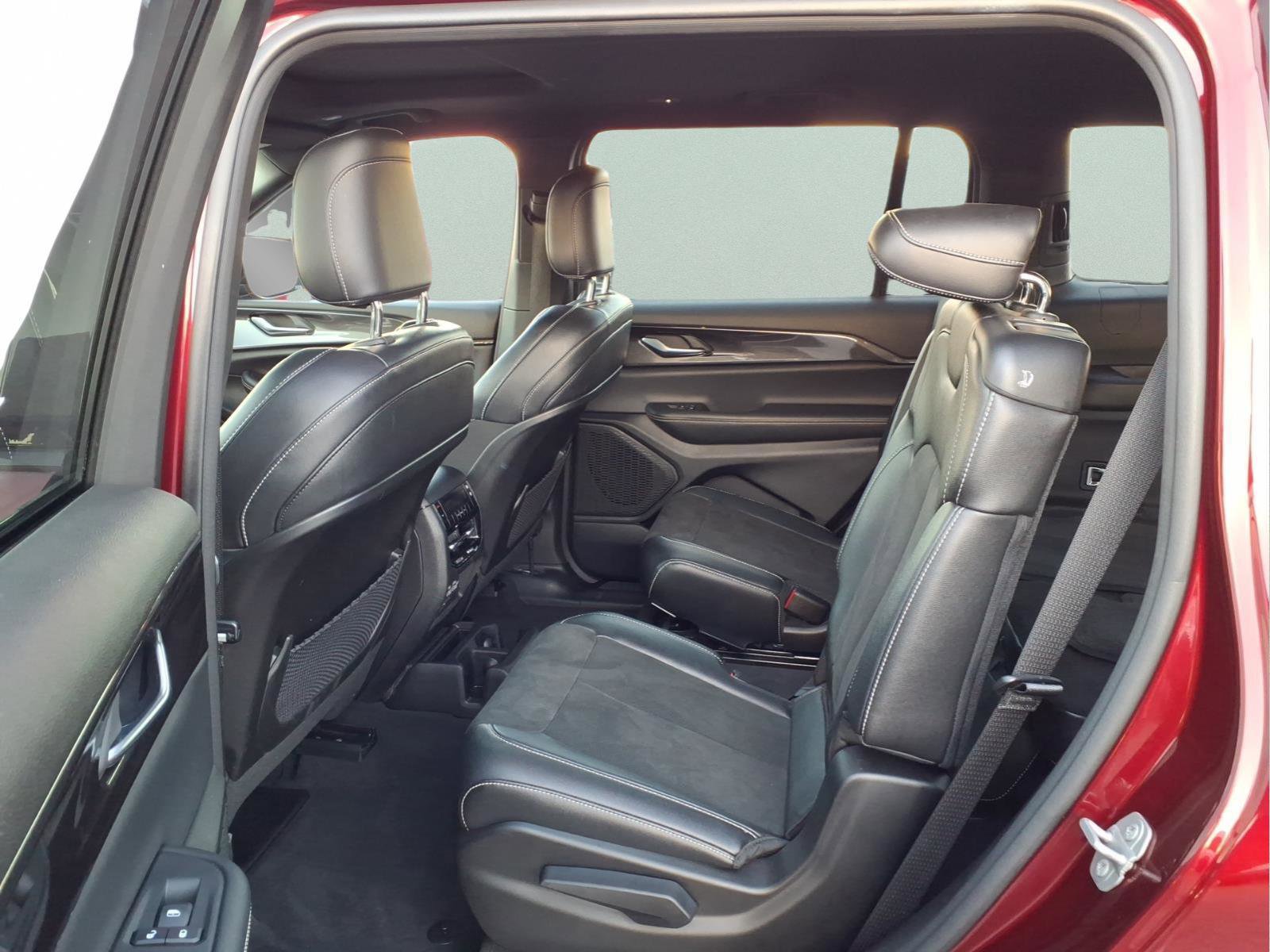 Used 2023 Jeep Grand Cherokee L Altitude image 10