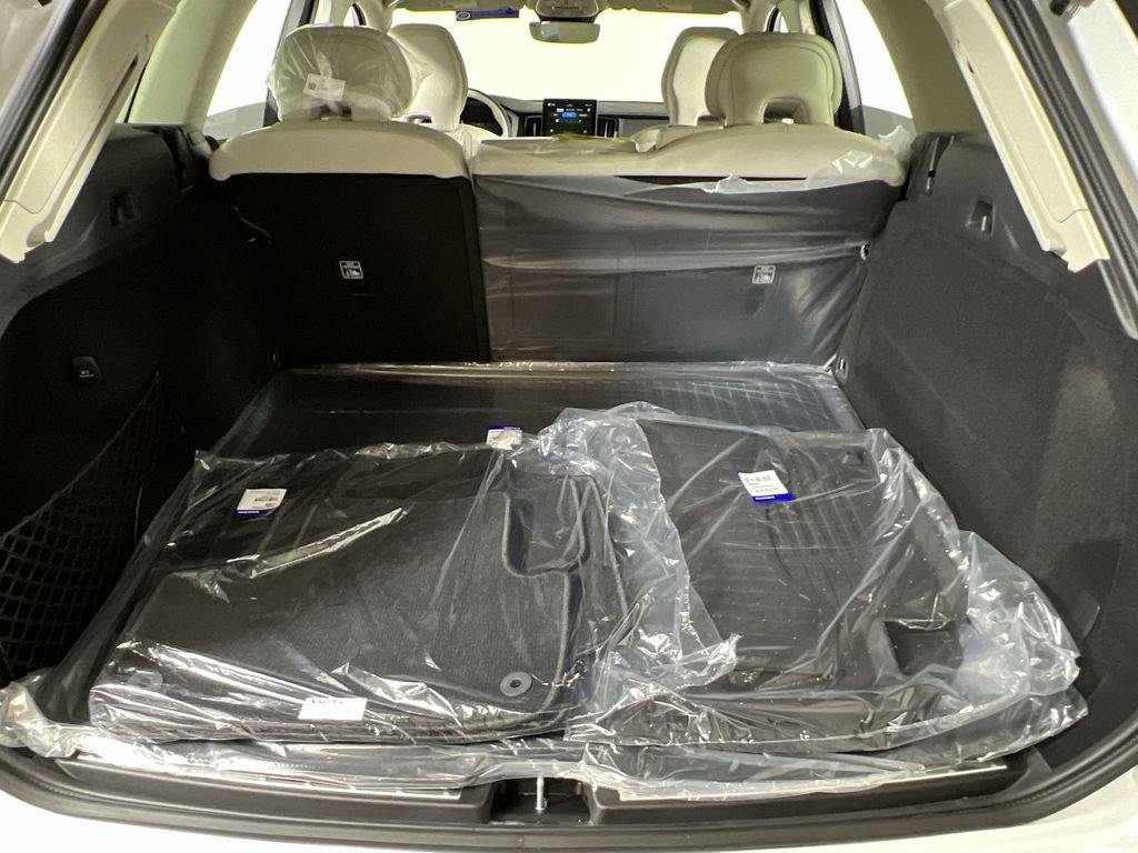 New 2026 Volvo XC60 B5 Ultra w/ Climate Package image 18