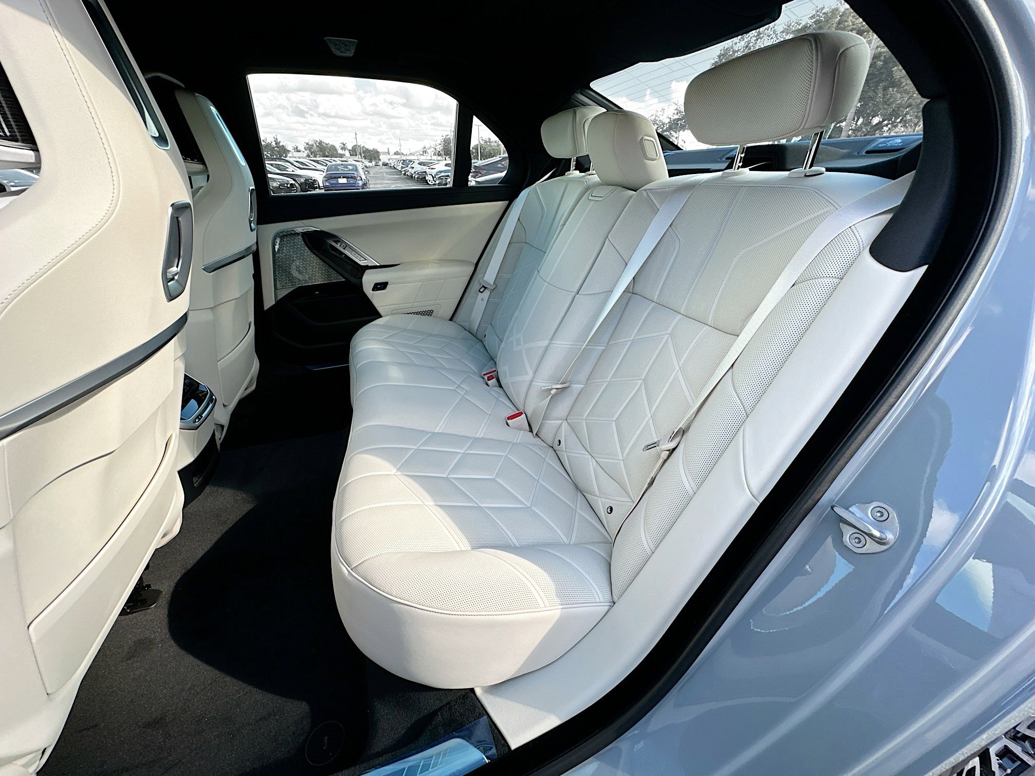 New 2026 BMW 750e xDrive w/ Executive Package image 19