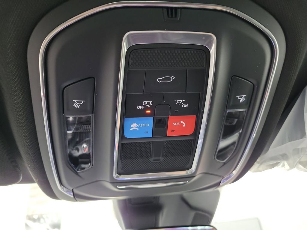 Used 2025 Jeep Grand Cherokee Altitude image 40