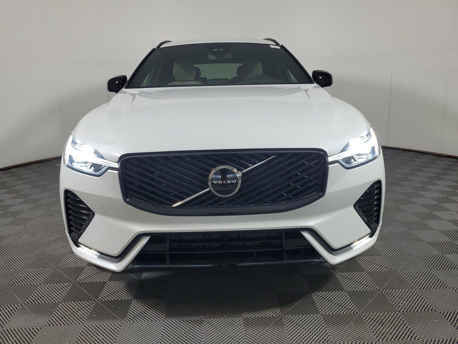 New 2027 Volvo XC60 B5 Core AWD/4WD image 2