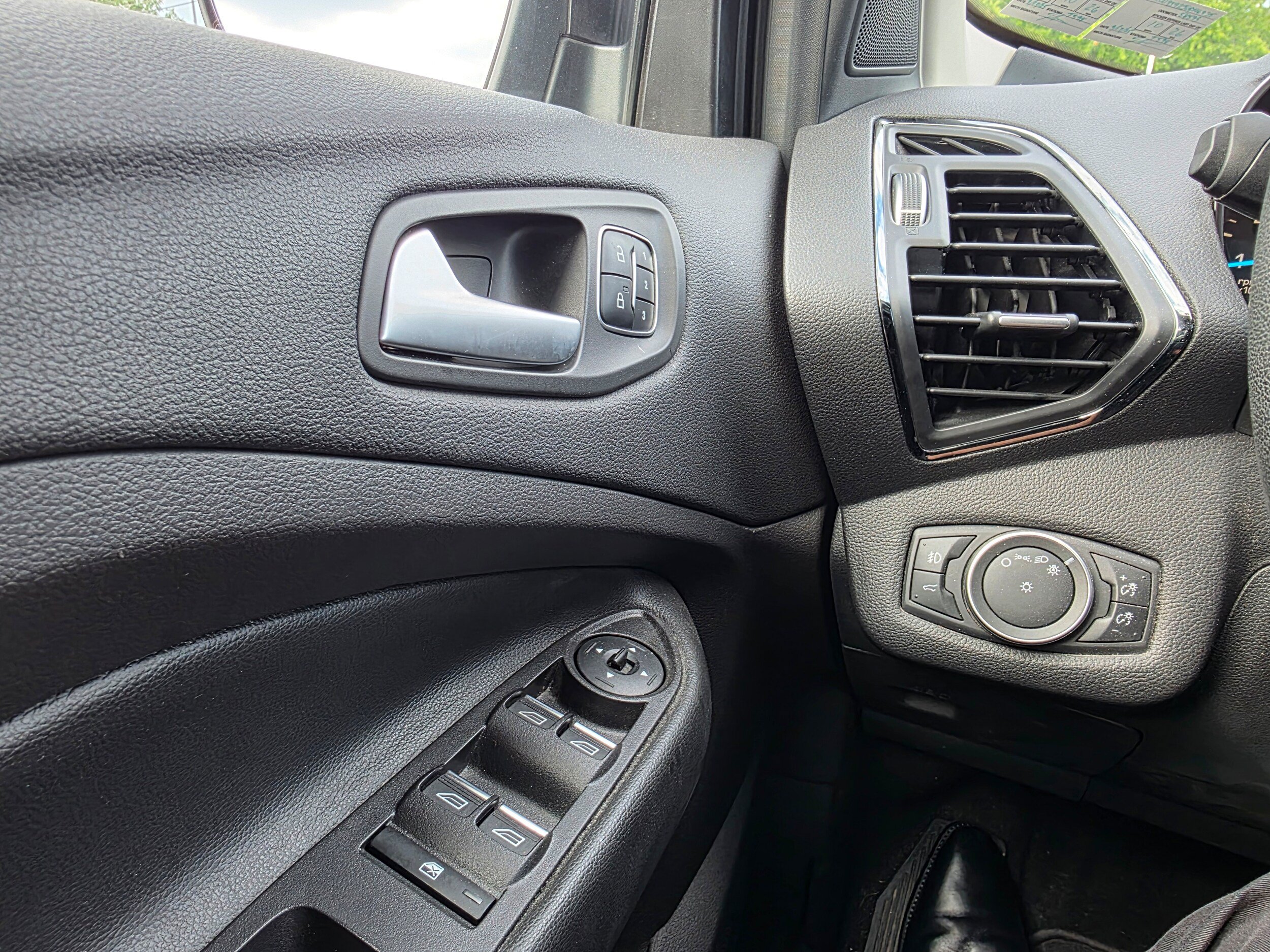 Used 2018 Ford Escape Titanium w/ Ford Safe & Smart Package AWD/4WD image 15