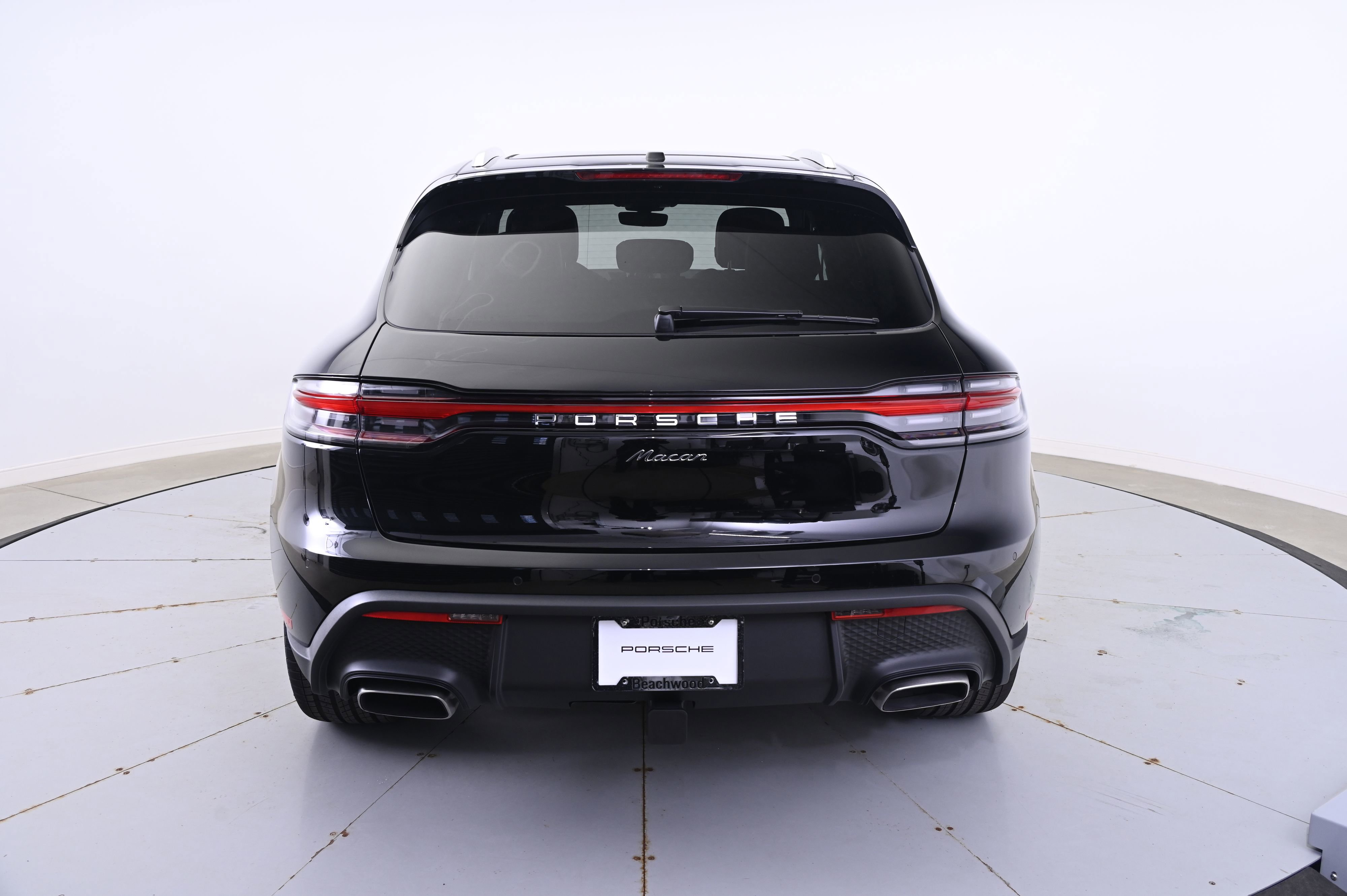 Certified 2025 Porsche Macan image 6