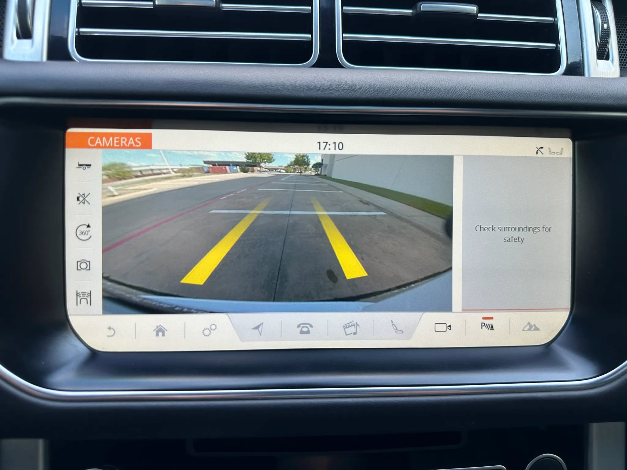 Used 2017 Land Rover Range Rover Long Wheelbase Supercharged image 46