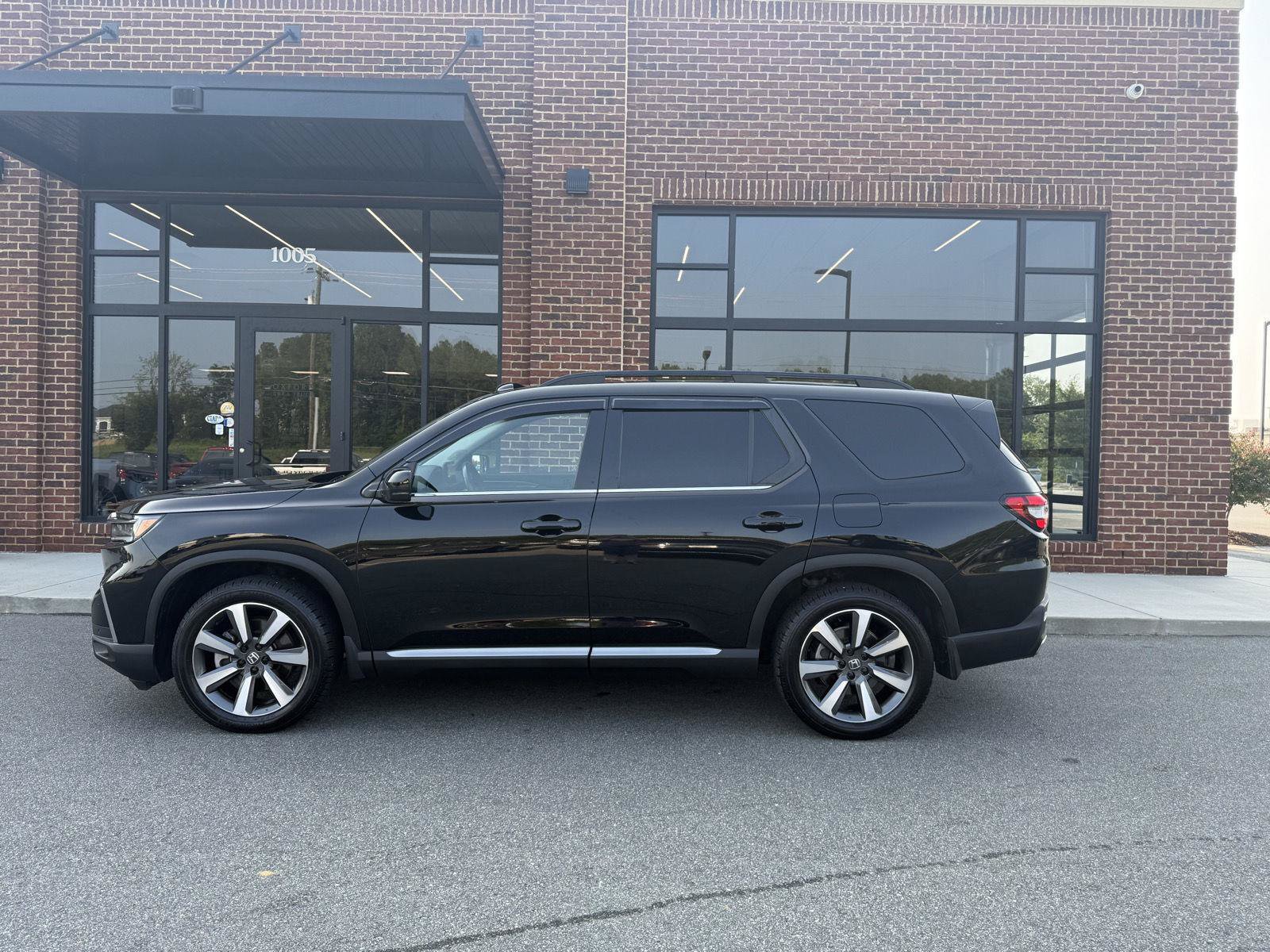 Used 2024 Honda Pilot Touring image 3