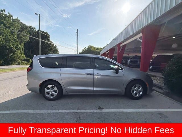 Used 2017 Chrysler Pacifica LX w/ Tire & Wheel Group FWD image 3