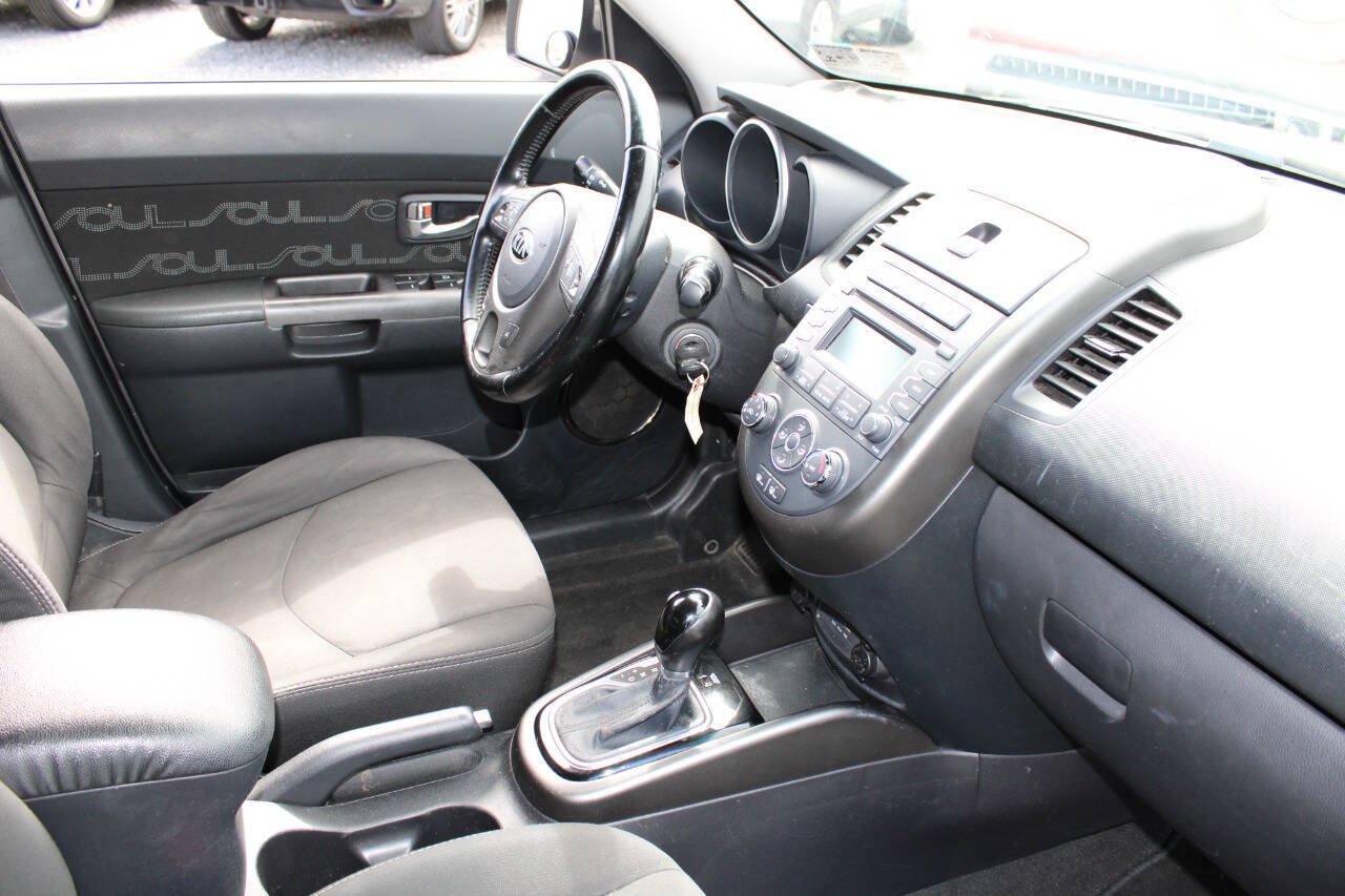 Used 2013 Kia Soul + FWD image 12