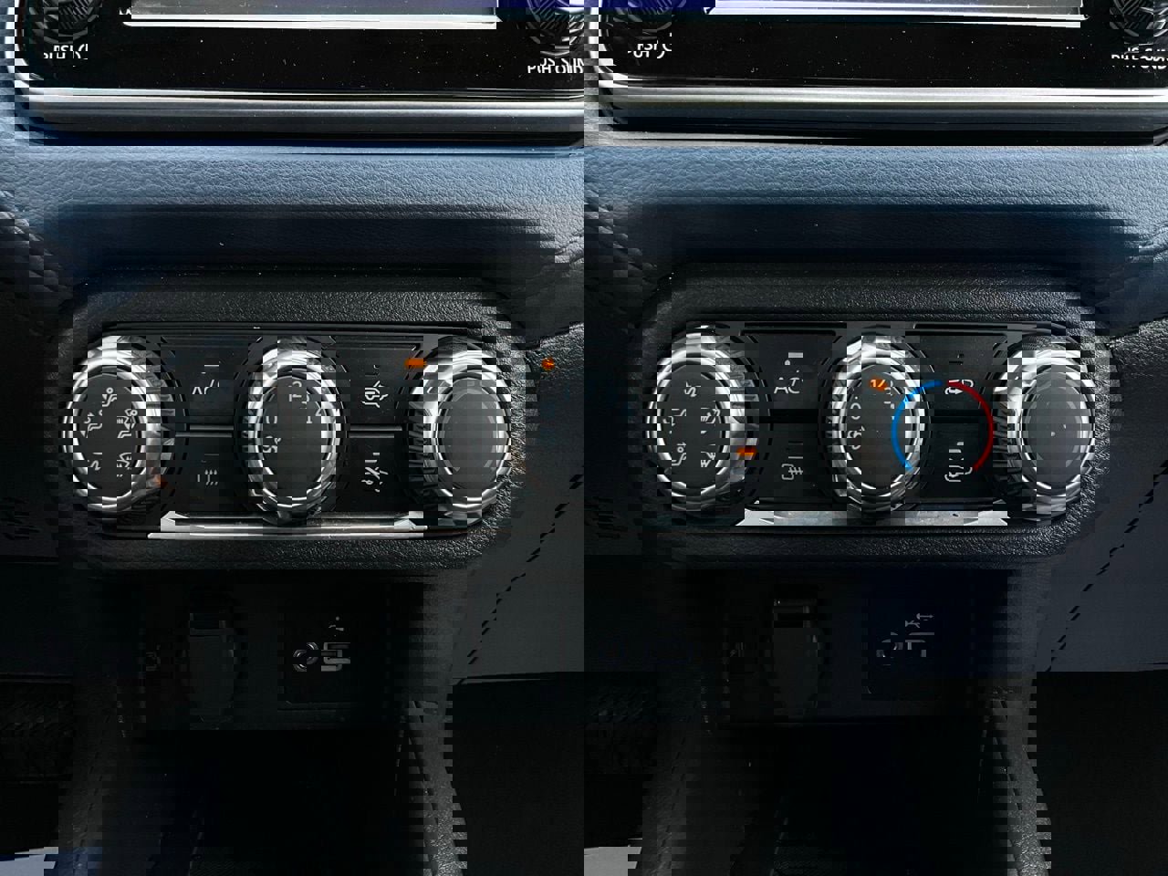 Used 2025 Nissan Versa SV image 25