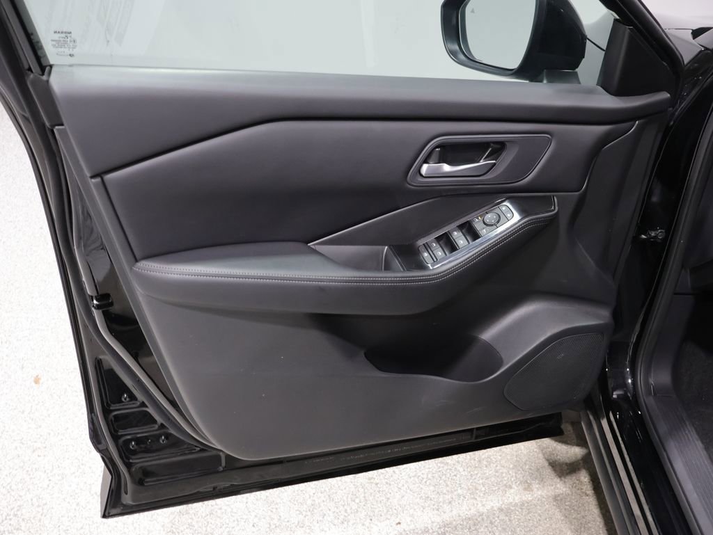 Used 2025 Nissan Rogue SV AWD/4WD image 13