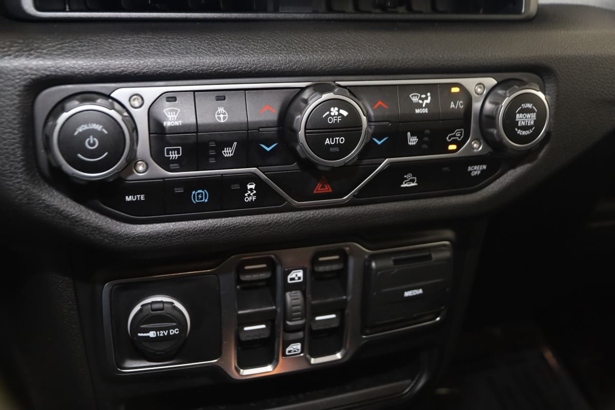 Used 2024 Jeep Wrangler Unlimited w/ Convenience Group AWD/4WD image 25