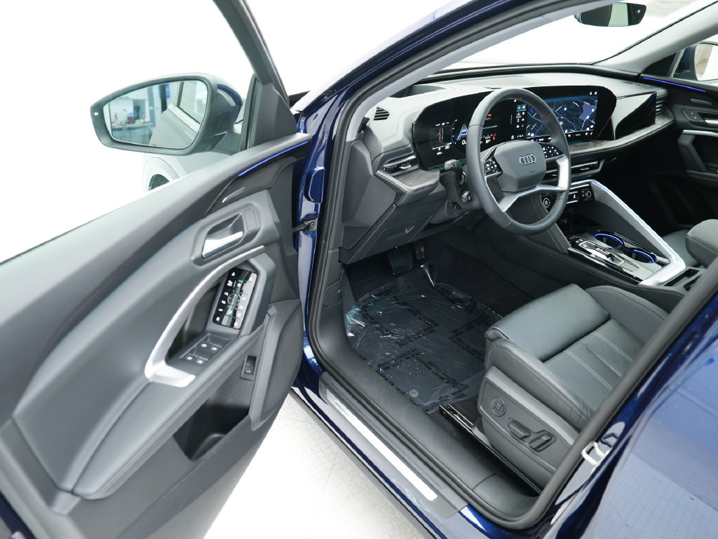 Certified 2025 Audi Q5 Premium Plus w/ Premium Plus AWD/4WD image 6