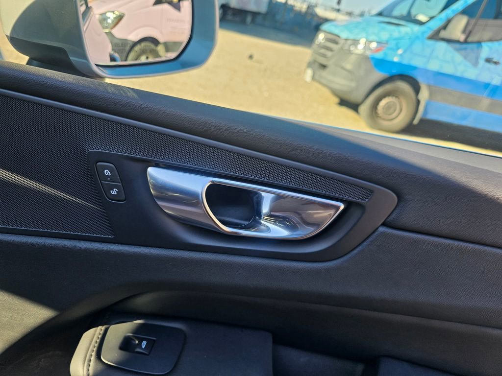 Certified 2023 Volvo XC60 B5 Plus AWD/4WD image 12