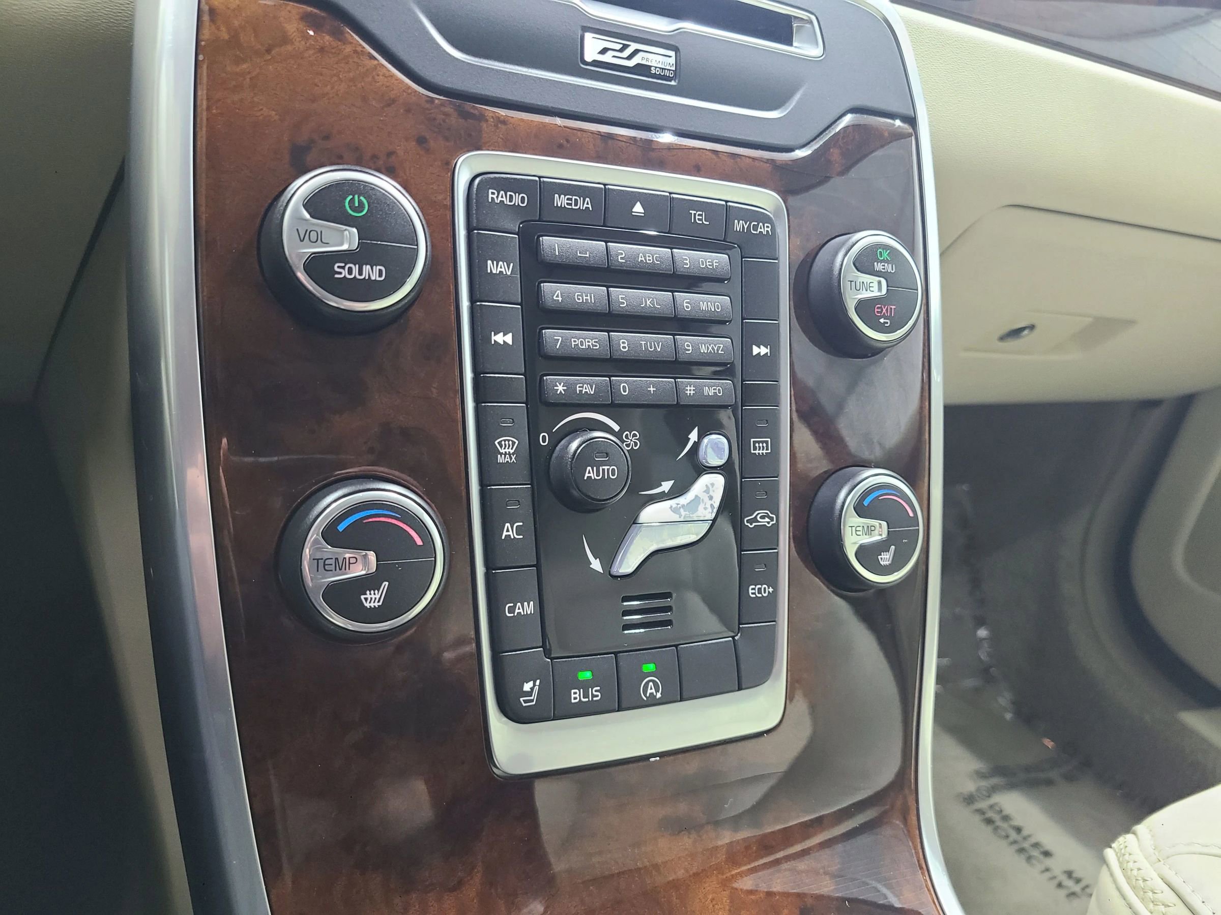 Used 2015 Volvo XC70 T5 Platinum image 32