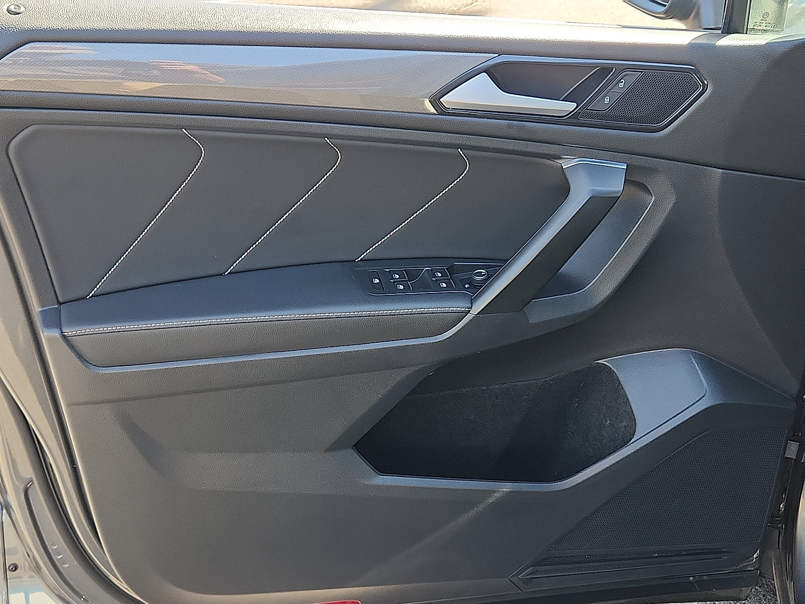 Used 2022 Volkswagen Tiguan SE image 12