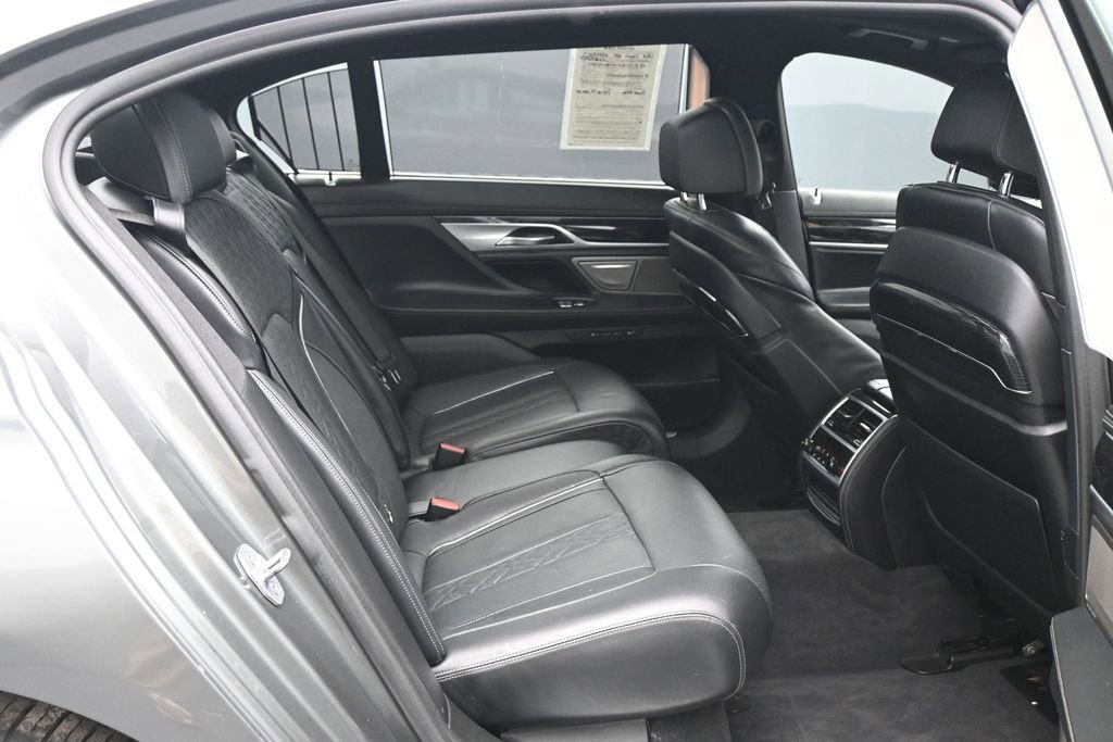 Used 2019 BMW 750i w/ Luxury Rear Seating Package RWD image 11