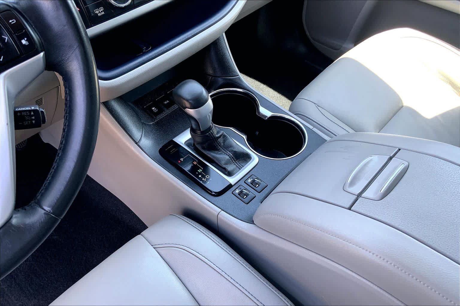 Used 2015 Toyota Highlander XLE FWD image 16
