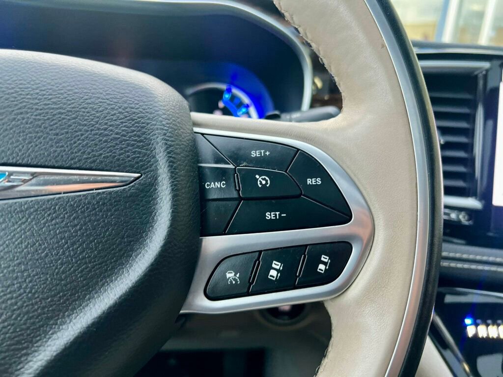 Used 2021 Chrysler Pacifica Limited w/ Uconnect Theater Family Group image 19